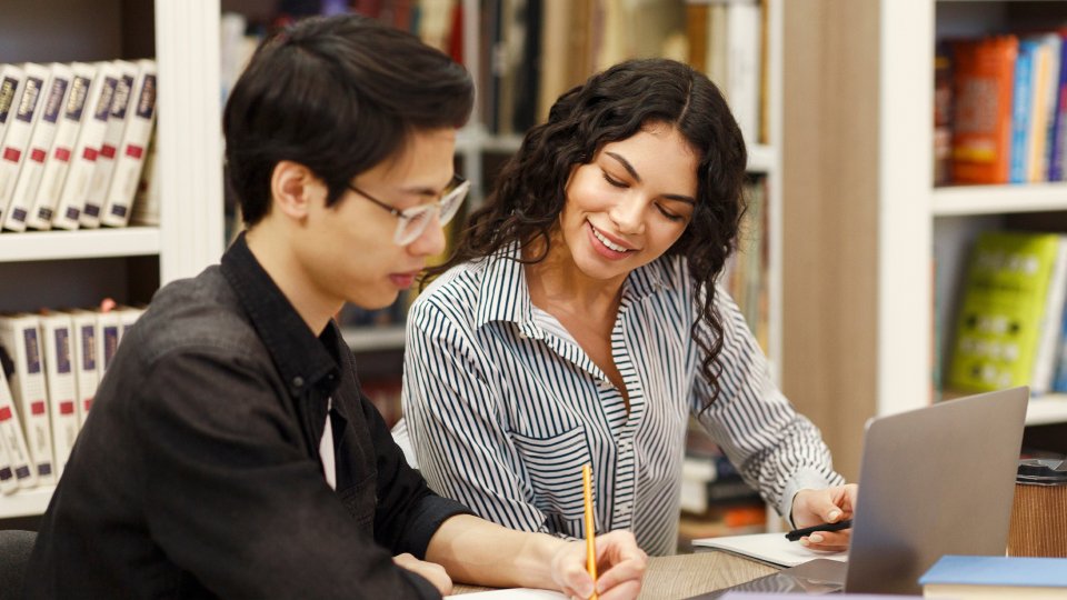 Spanish teacher using AI with a student to teach foreign language