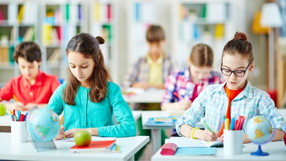 Students using AI in classroom, managed well by teachers using classroom management tools