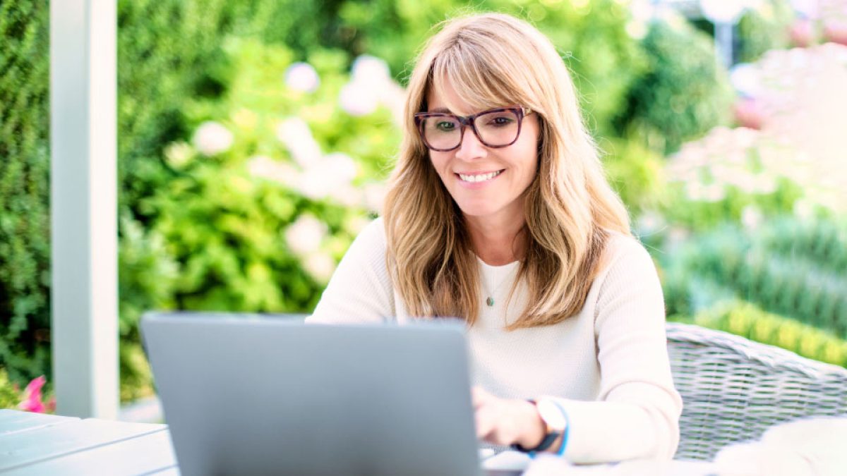 Teacher very happy how much time she just saved grading her students papers with Kangaroos advanced essay grader for teachers
