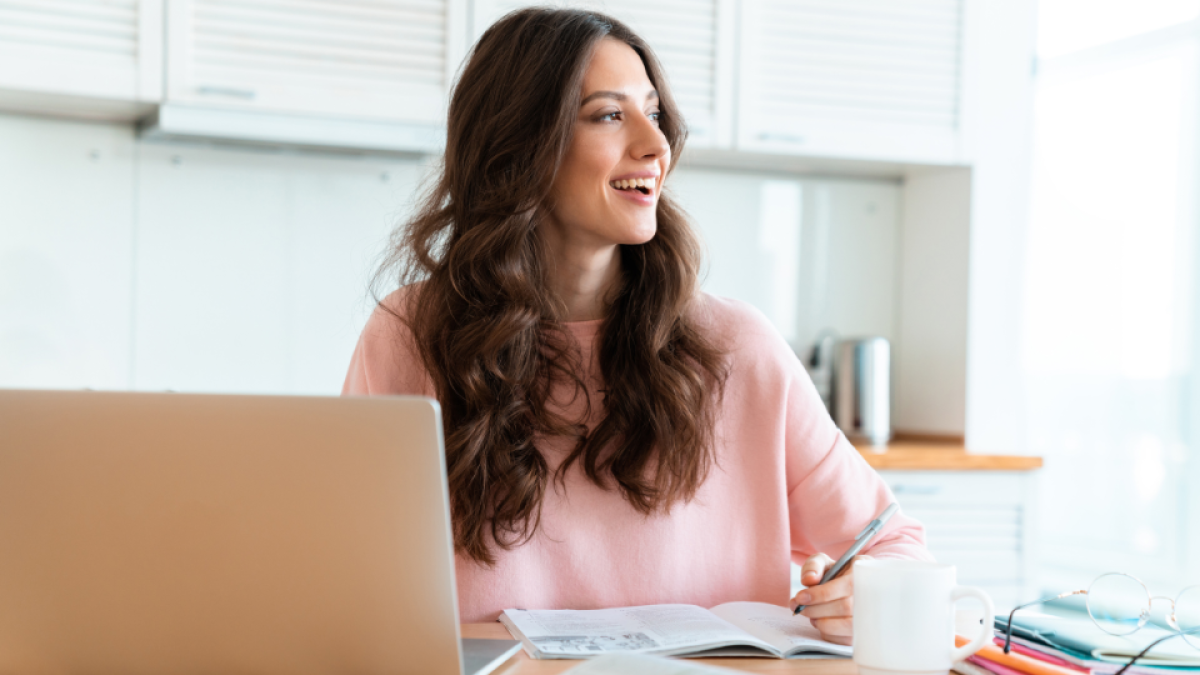 Student using the best AI note taker for studying, notebook lm