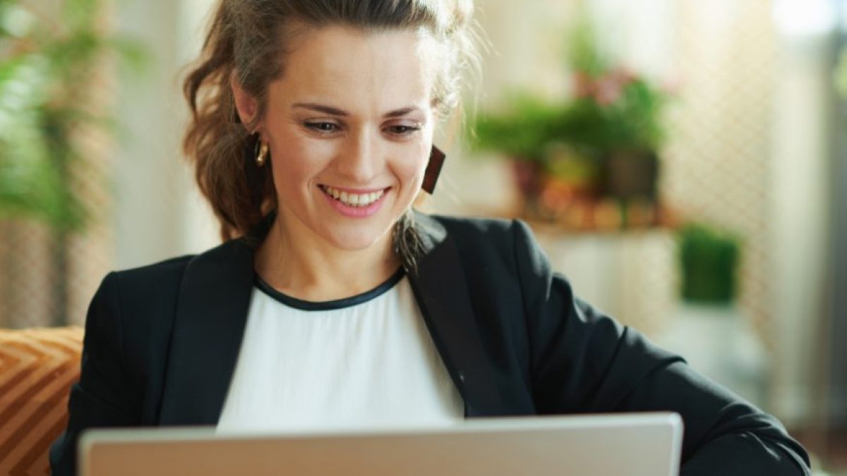 Teacher benefiting from the use of an AI teaching assistant to effectively teacher her students with personalized content